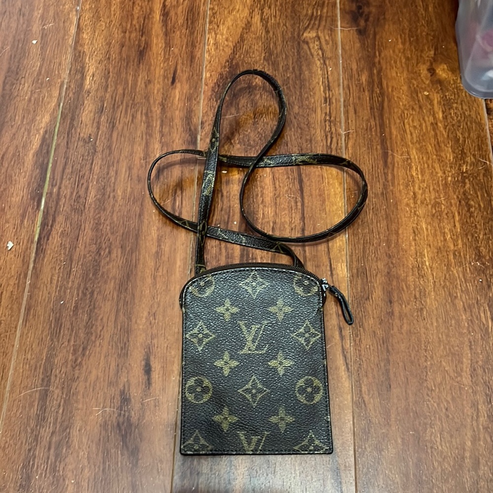 Authentic Louis Vuitton passport holder undercoat purse